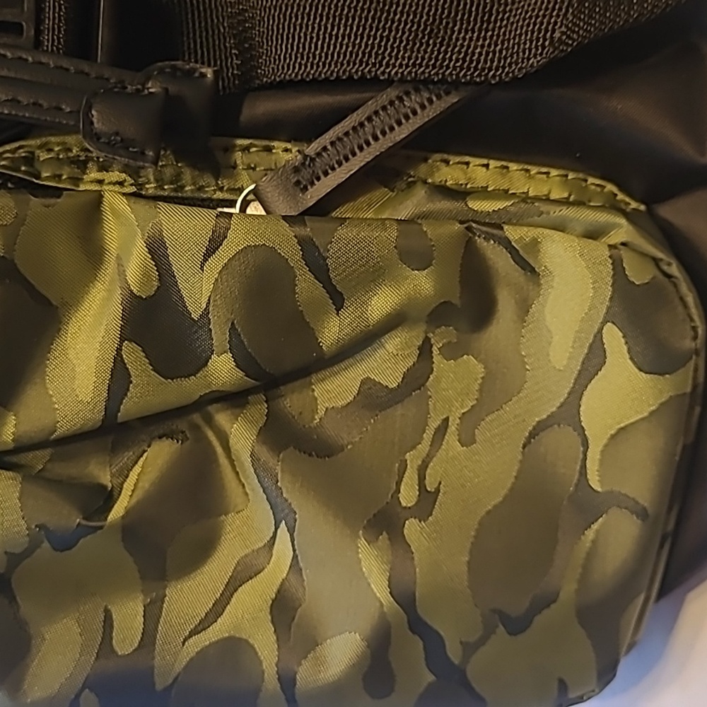 NWT Bodhi Unisex Drawstring Mini Backpack w/ Dual Zipper Pockets, Green Camo - Picture 5 of 6